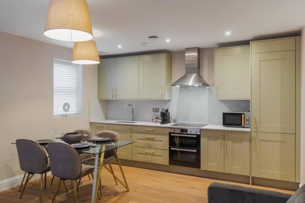 1Br Gem, Private Parking Apartment Windsor Bagian luar foto