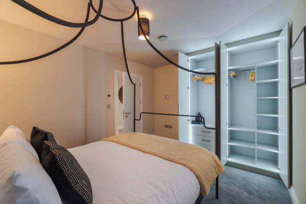 1Br Gem, Private Parking Apartment Windsor Bagian luar foto