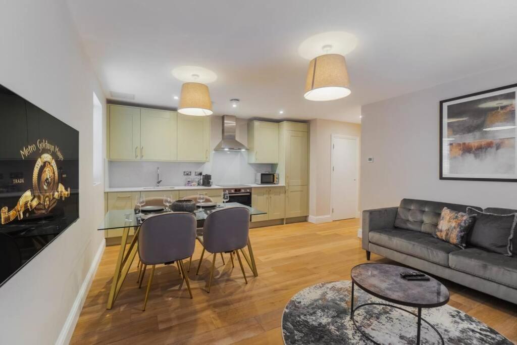 1Br Gem, Private Parking Apartment Windsor Bagian luar foto